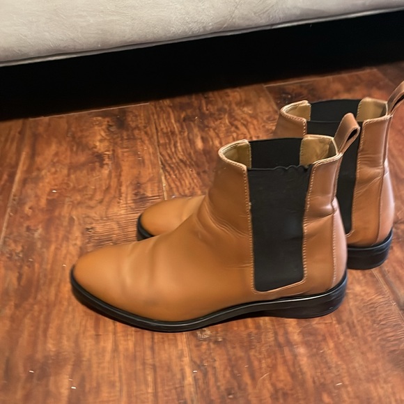 Everlane size 8 Chelsea boot in a color cognac. - Picture 2 of 5